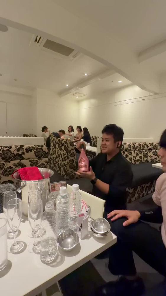 🙂‍↕️🥂✨