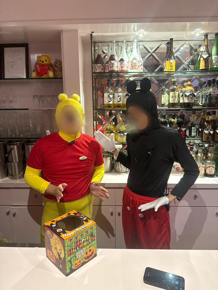 黒服さんたちも仮装して                    気合いバッチリです！                  これは何の仮装でしょーか!