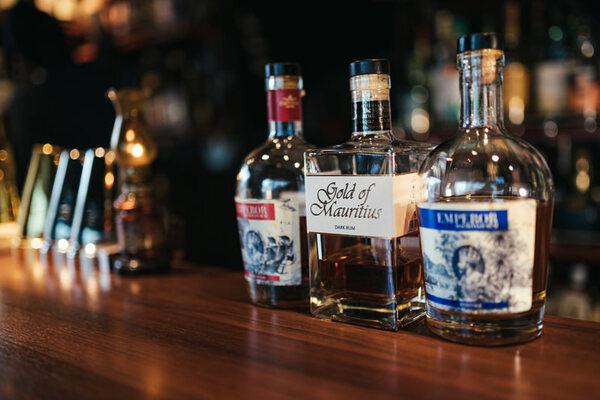 一人で行くガールズバー完全ガイド!料金システムと楽しみ方